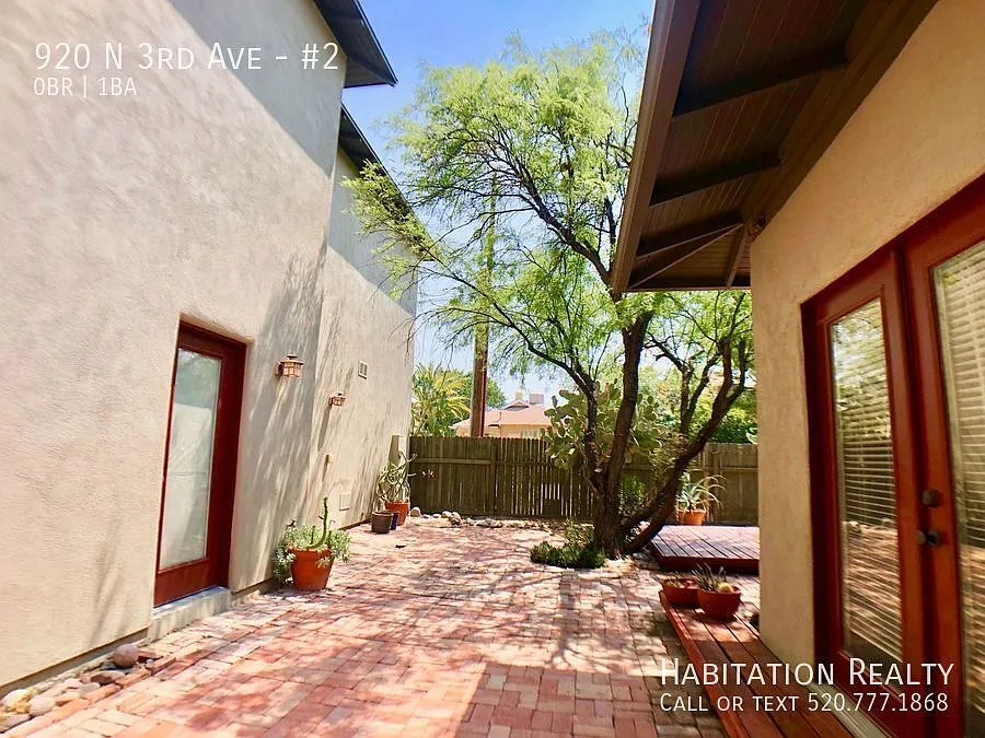 West University Area, modern Studio/1Bath, with a shared yard and parking! — Photo 4