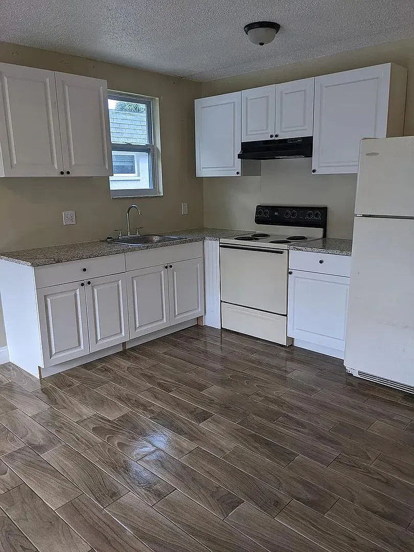 5847 Sun Glo Avenue -B — Photo 1