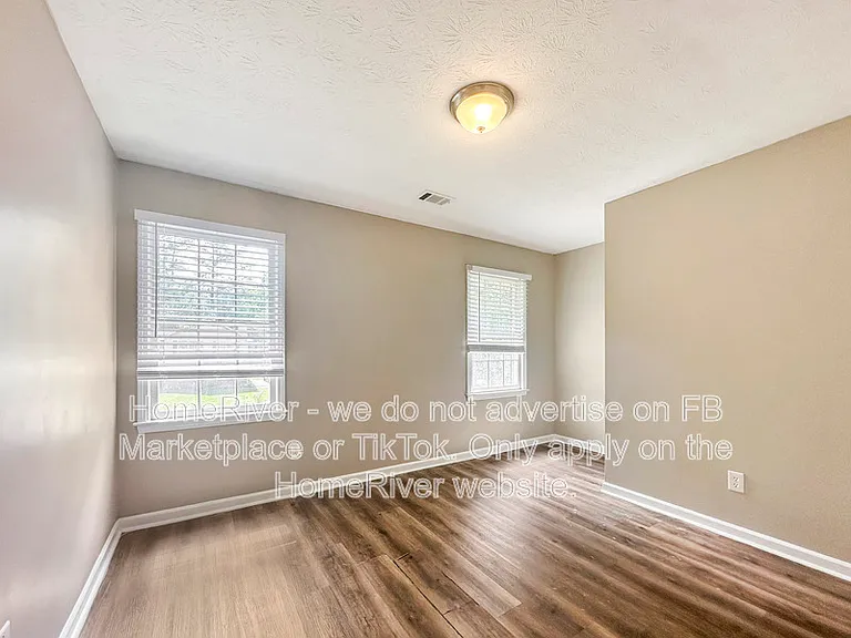 561 Chatham Trl — Photo 17
