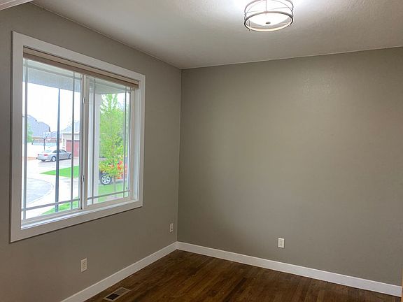 5th image of 661 Babine Ct