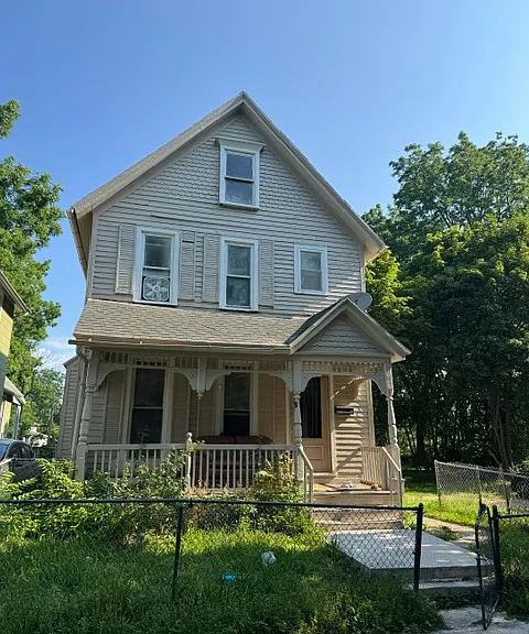 136 Columbia Ave — Photo 1