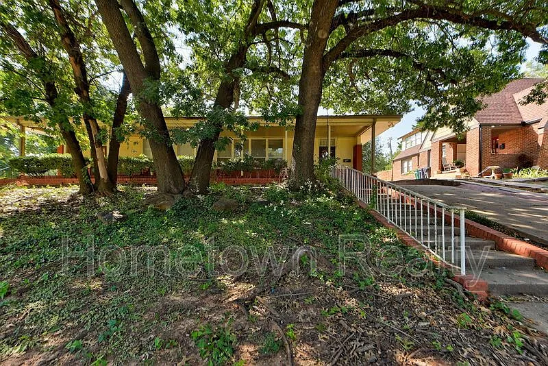 2 bed, 1.0 bath, 1425 sqft, $1,195 — Photo 2