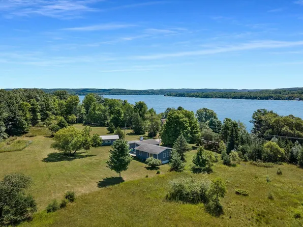 1381 N Manitou Trl W, Leland, MI 49654