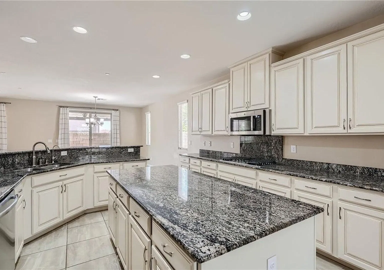 Gorgeous Multi-Gen Dual Primary Home in Guard Gated Tuscany — Photo 3