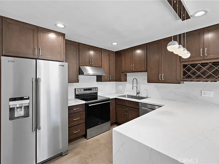 822 E Borchard Ave — Photo 1
