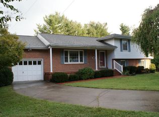 4904 Cave Spring Cir, Roanoke, VA 24018