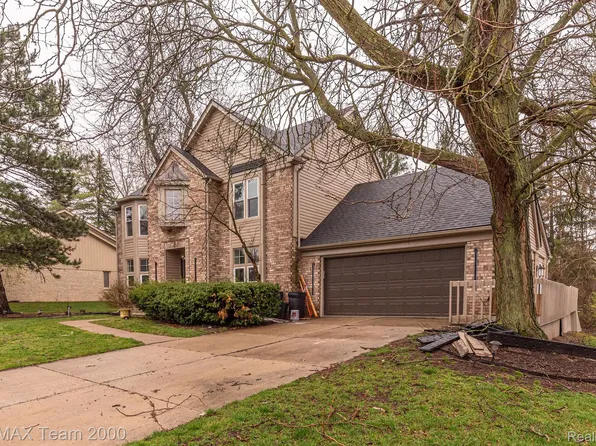 17148 Pon Valley Dr, Northville, MI 48168