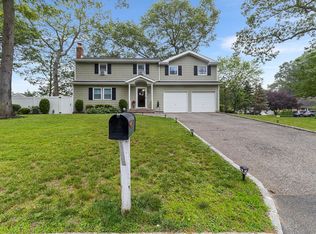 40 Ridge Haven Dr, Ridge, NY 11961