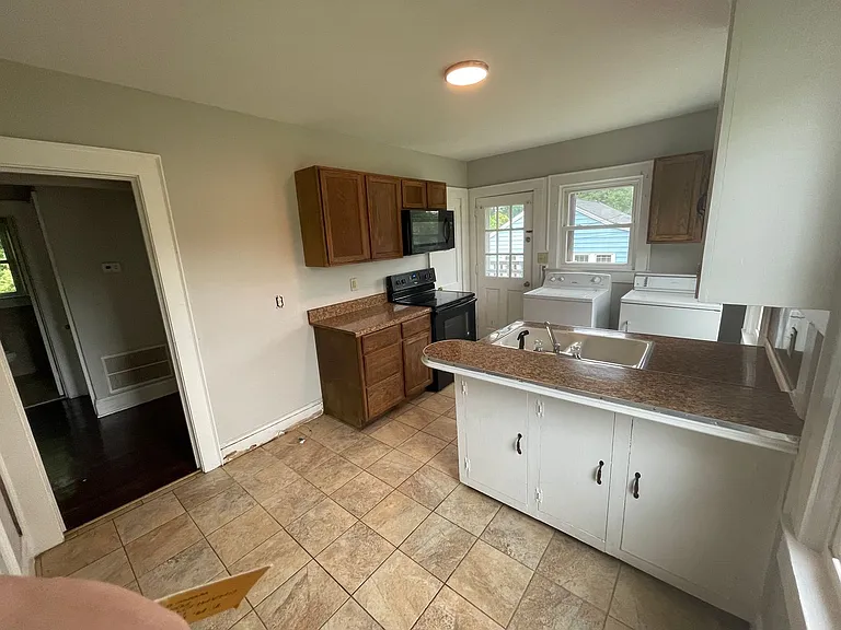 825 Churchill Dr — Photo 3