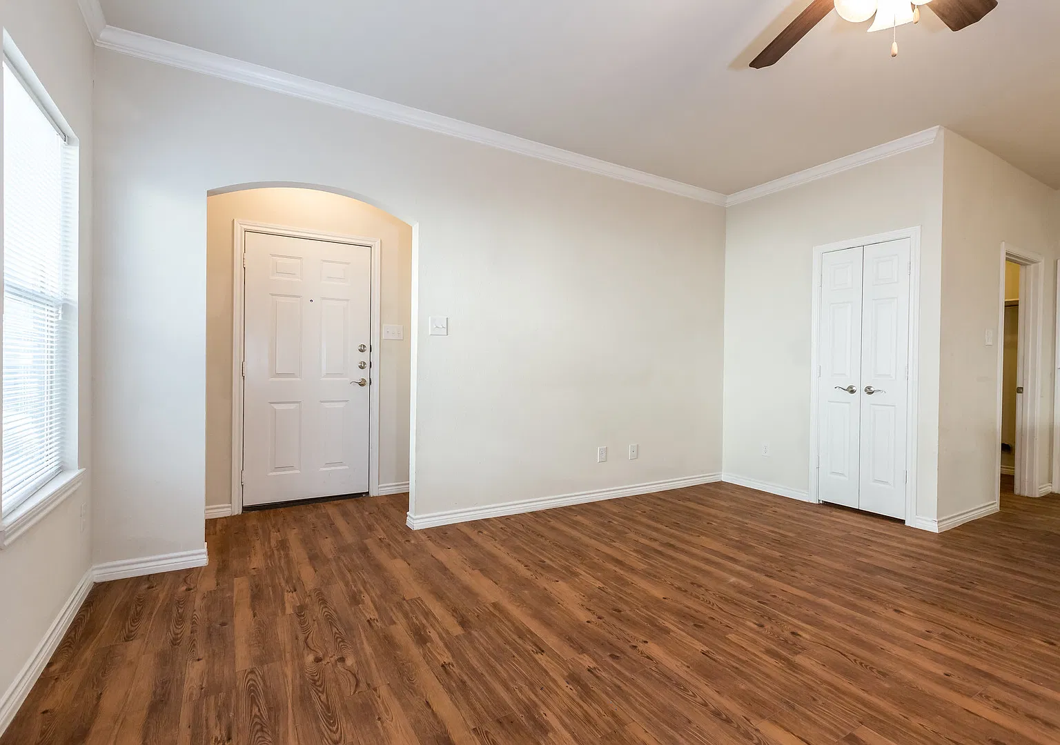 Great 3 bed/2 bath Home Backing onto Holland Park Recreation Area/Trail!! — Photo 4