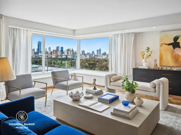 1050 5th Avenue image 3 of 24