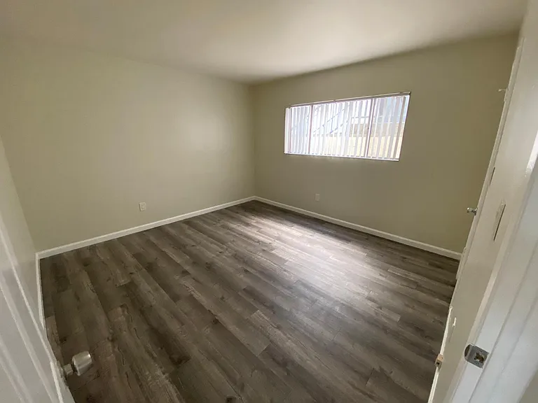 10841 Hortense St — Photo 14