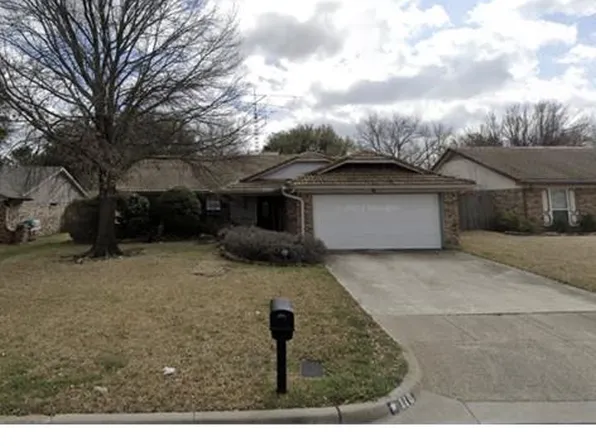 110 Iberis Ct, Arlington, TX 76018