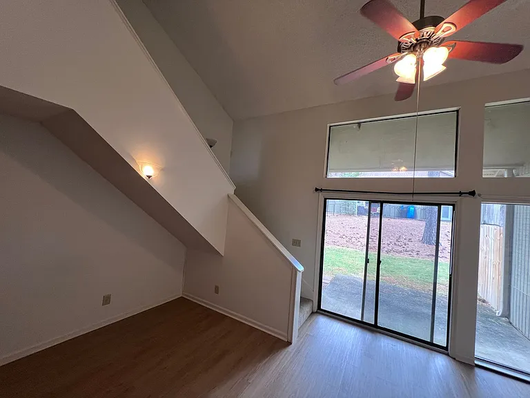 1025 Stonegate Dr #B — Photo 3