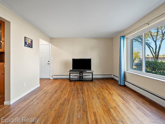 5th image of 2915 W 13 Mile Rd #Apt 101