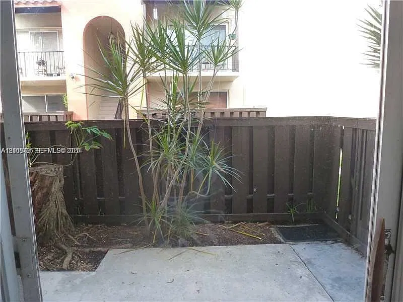 10794 N Kendall Dr — Photo 2