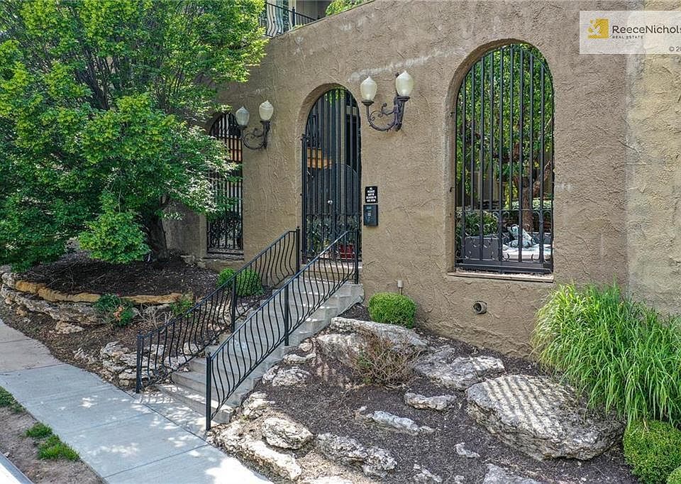 Your secure gated entrance to the courtyard...just steps away from #29.