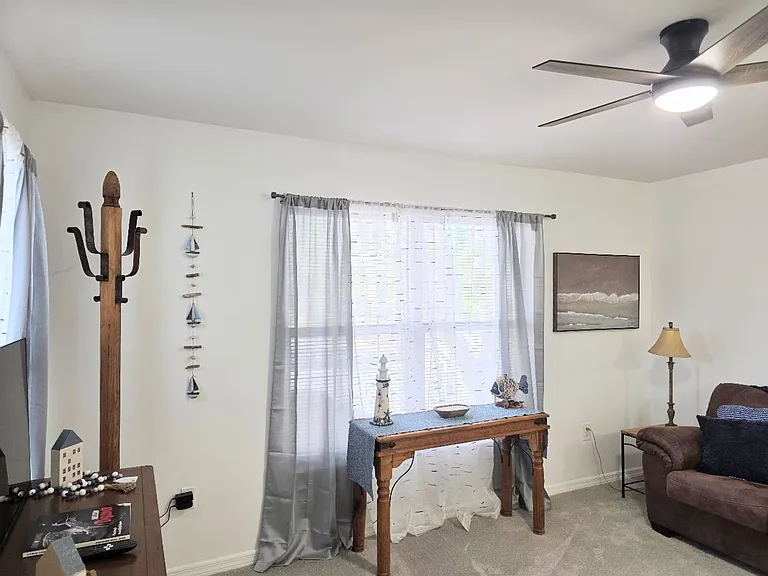 843 SE Mayo Dr — Photo 2