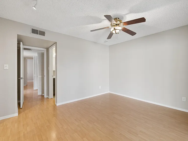 2118 S Pine St — Photo 11