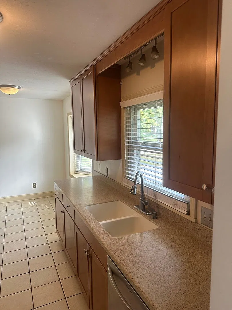 Beautiful 4 bedroom property in West Lafayette with a fenced in back yard!! — Photo 4