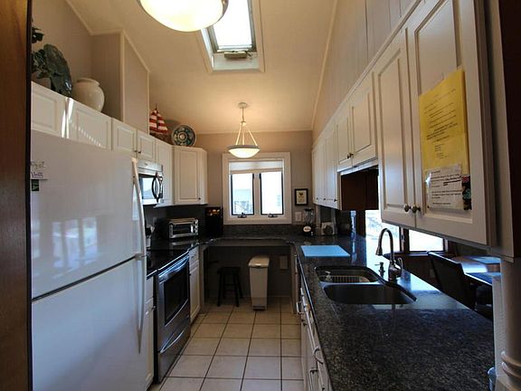 5th image of 630 E Beach Dr