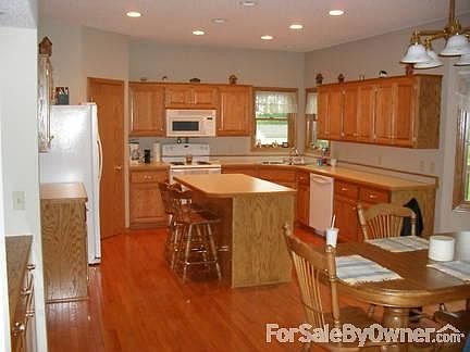 2nd image of 1006 Canterbury Ave NE