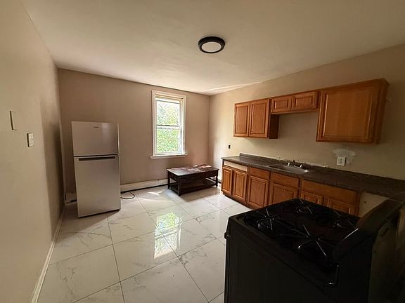 2nd image of 1063 Grove St Floor 2