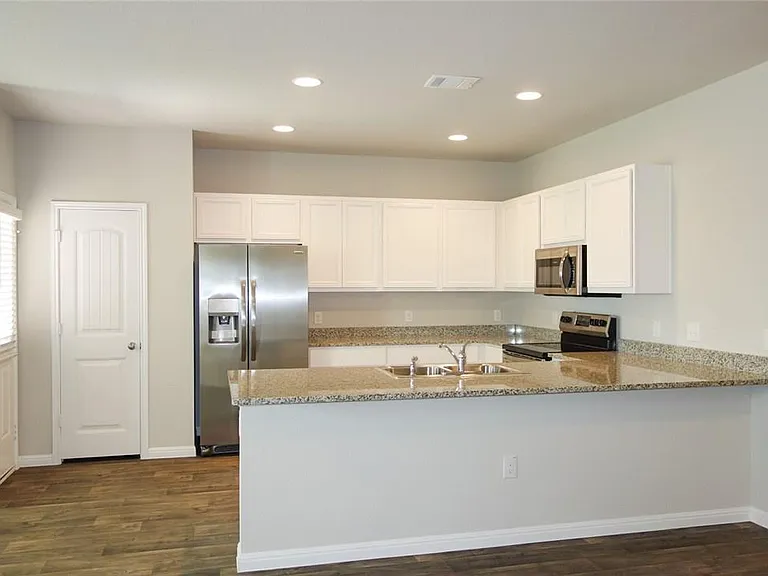632 Independence Ave — Photo 3