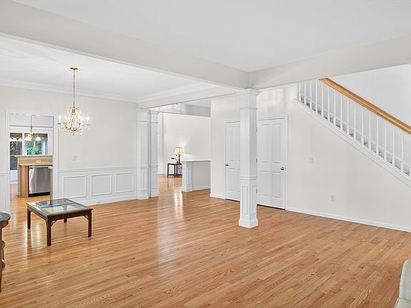 4th image of 74 Champlain Cir