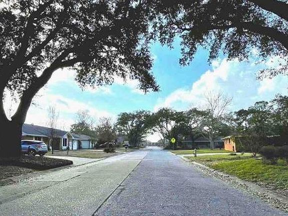 Exterior Neighborhood (street photo)