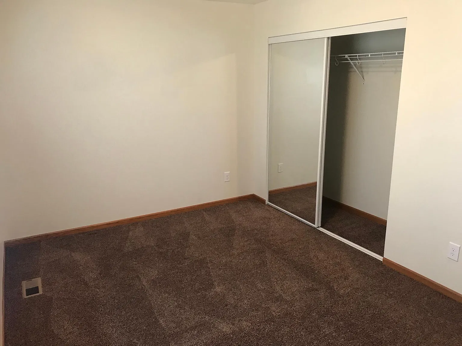 2 bed, 1.5 bath, 950 sqft, $975 — Photo 4