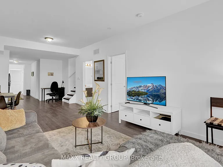 352 Alberta St — Photo 4