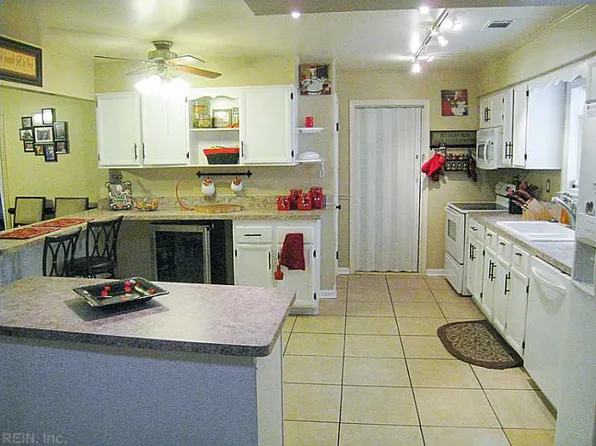 1125 Confederate Cres, Virginia Beach, VA 23453