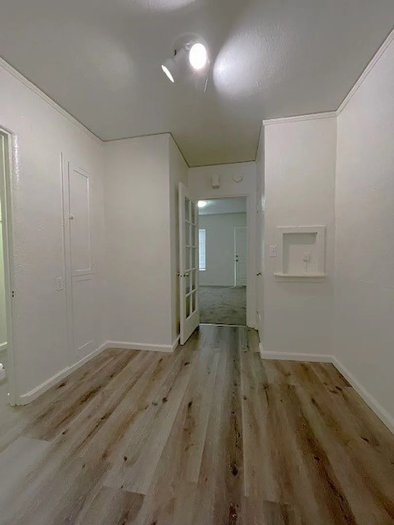 Charming, Studio Freshly Painted, move in ready — Photo 3