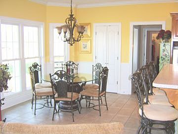 Breakfast nook, seats 6