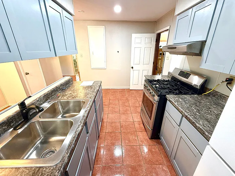 1820 W Southcross Blvd — Photo 14