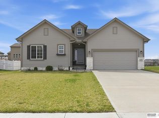 11003 Superior Dr, Papillion, NE 68046