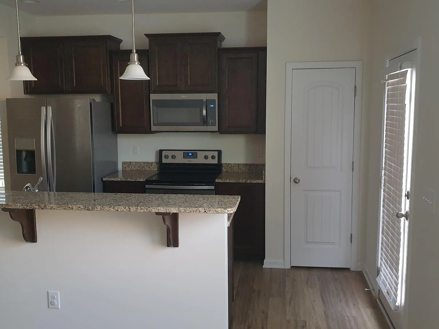 3 bed, 2.5 bath, 1605 sqft, $2,100 — Photo 4