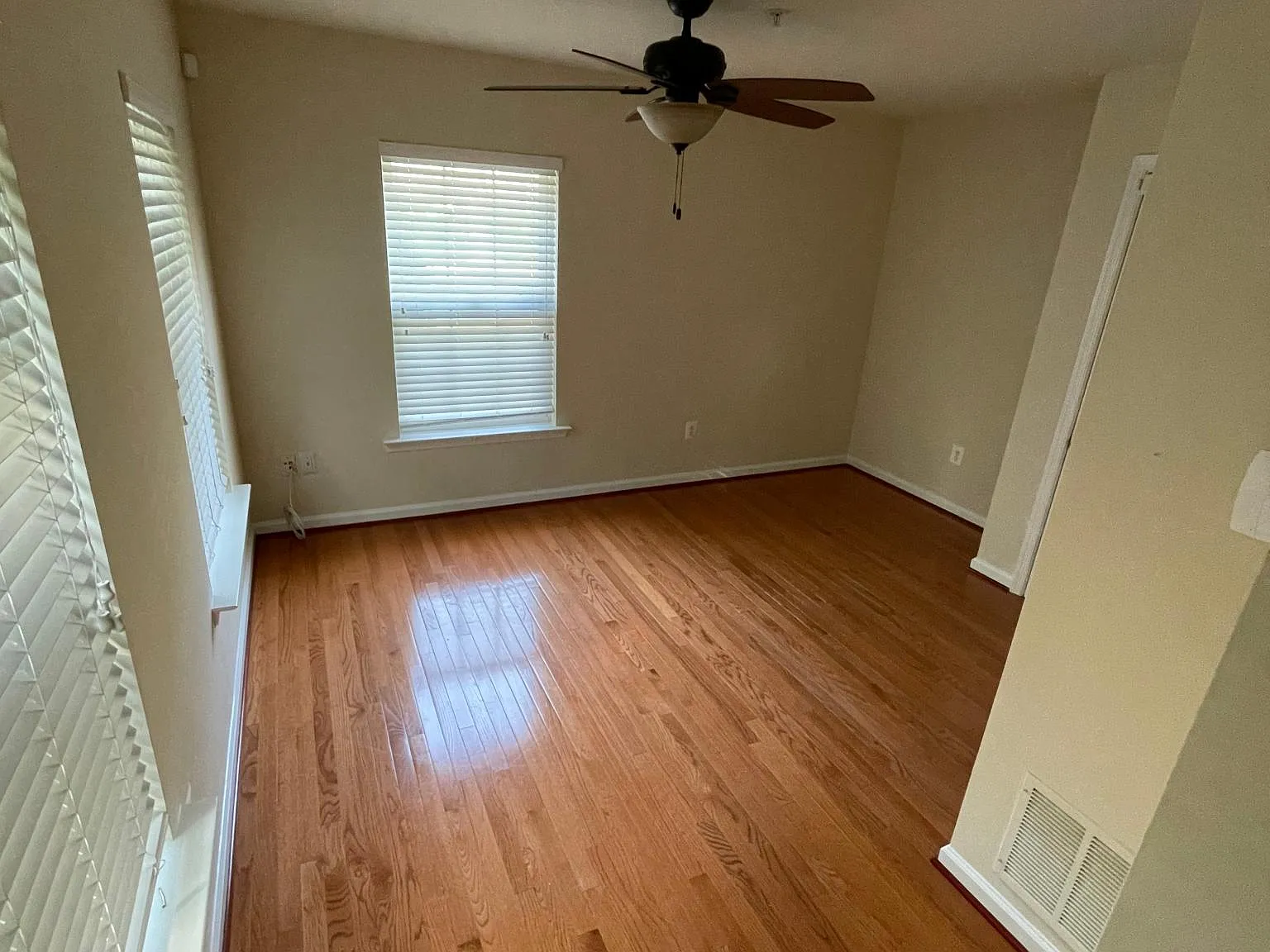 3 bed, 1600 sqft, $3,000 — Photo 2