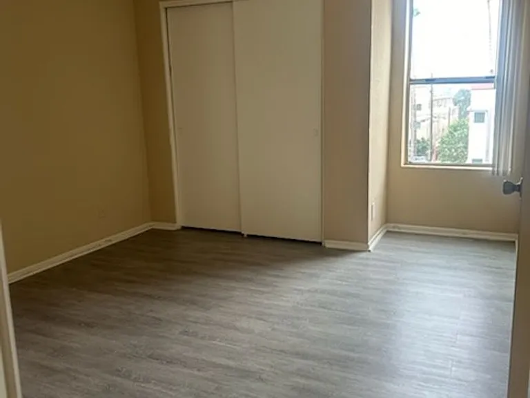 Russell Court Apartments — Photo 14