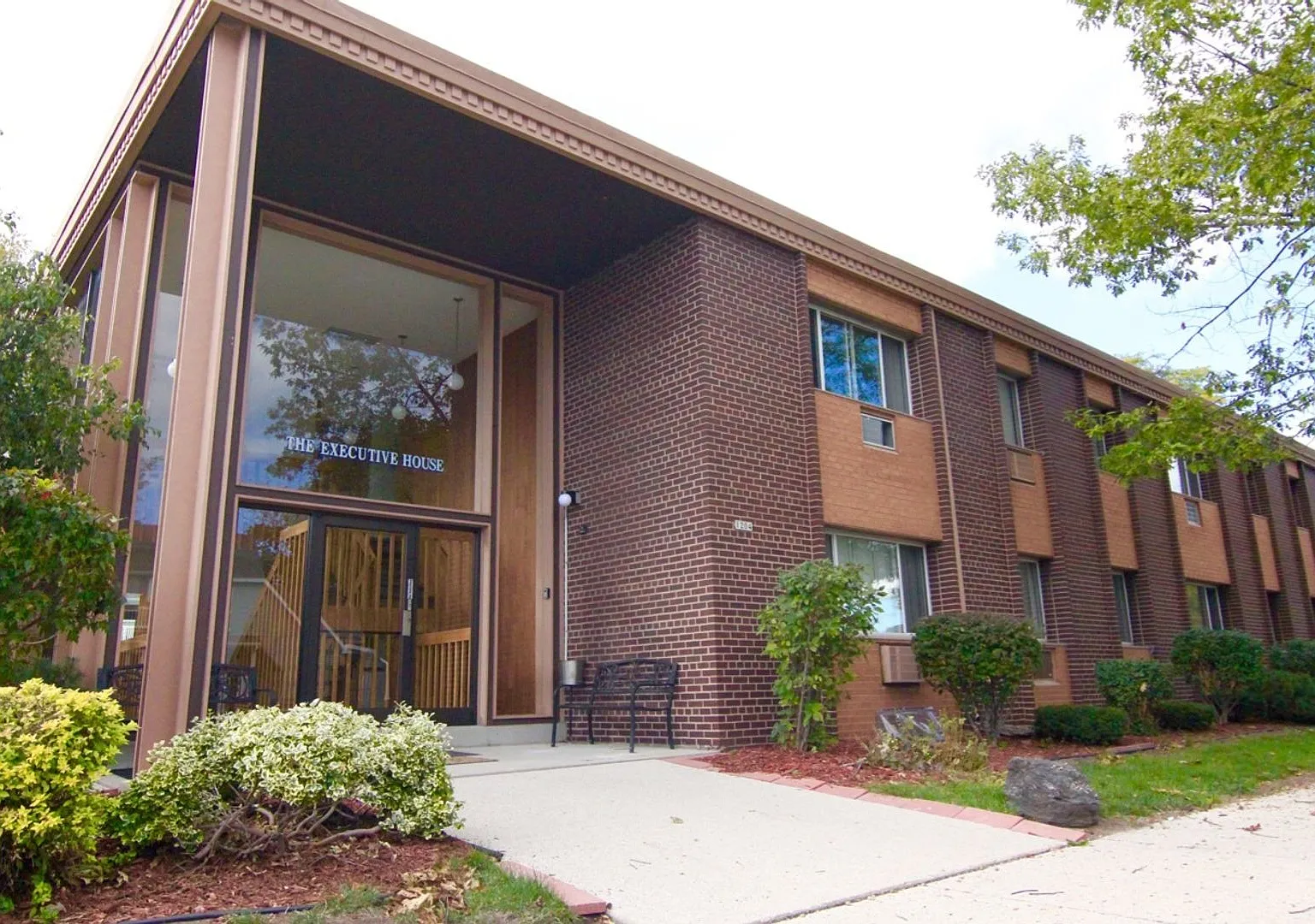 Executive House — Photo 1