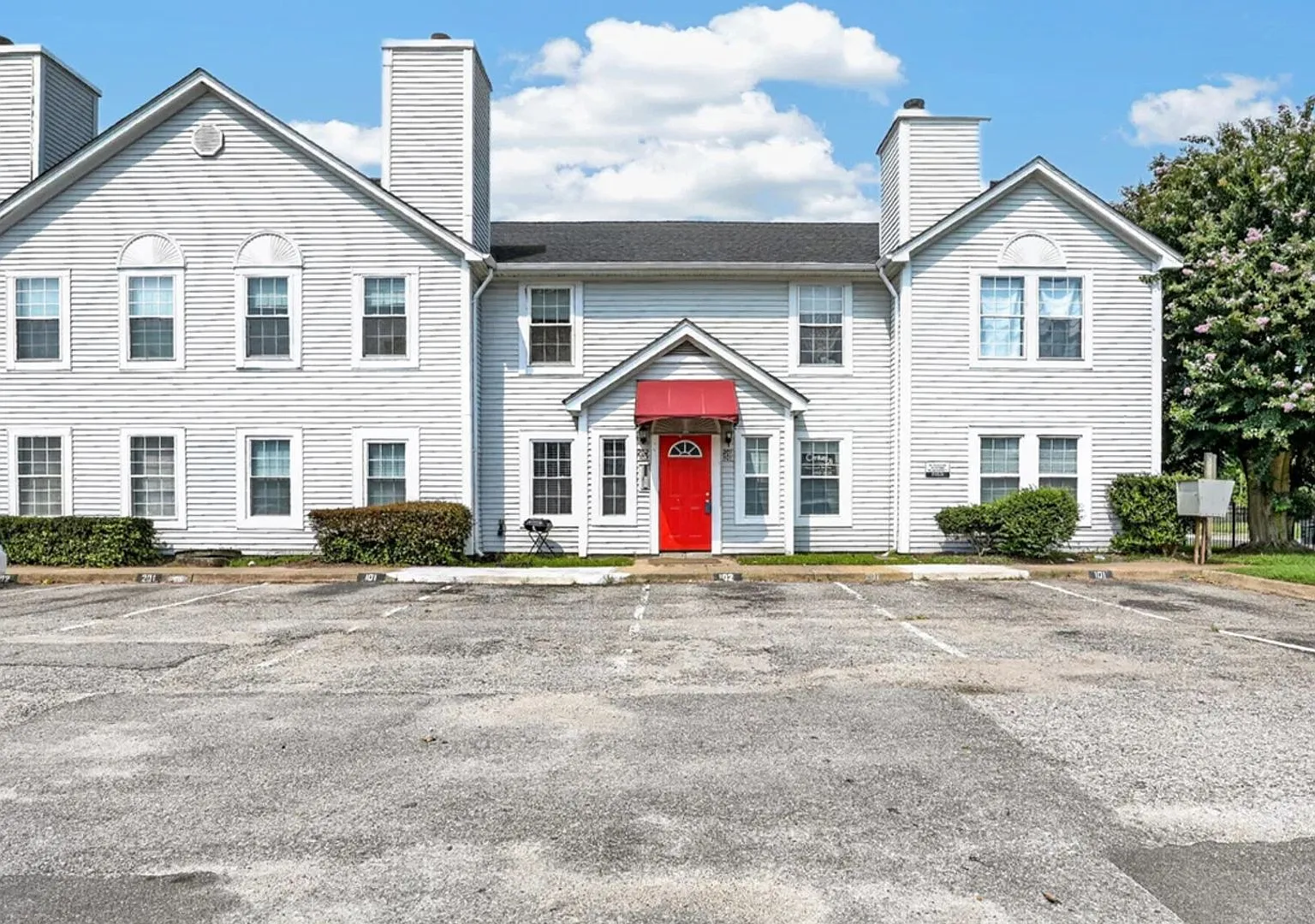 Charming 2BR Condo in Norfolk — Photo 1