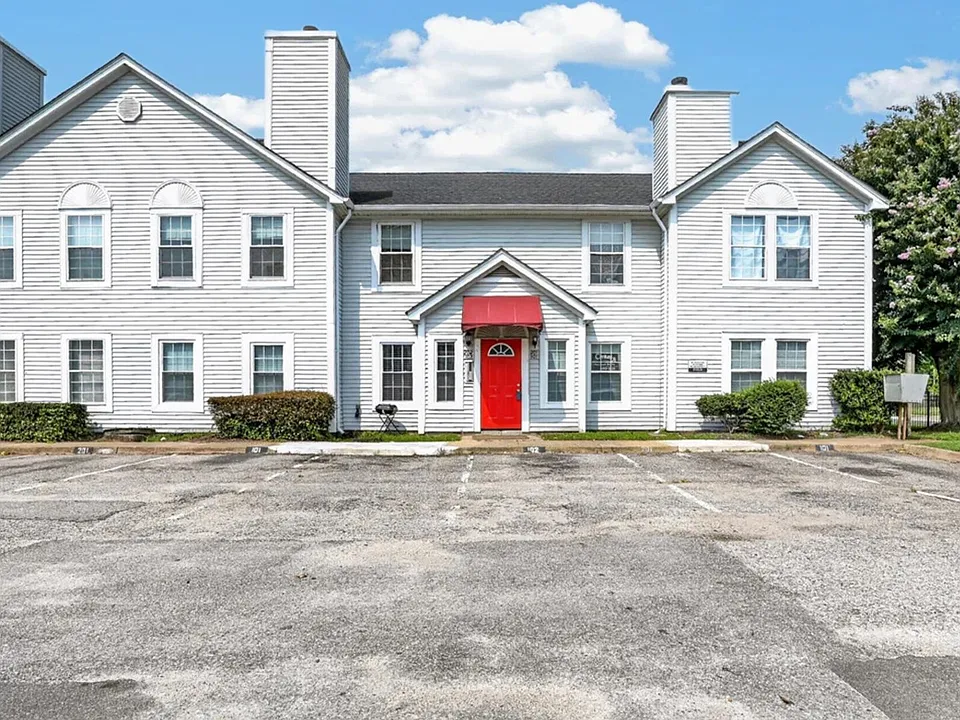351 Fort Worth Ave #102