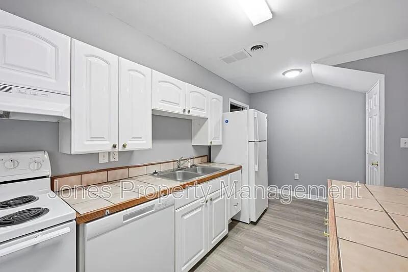 3 bed, 2.0 bath, $1,050 — Photo 2