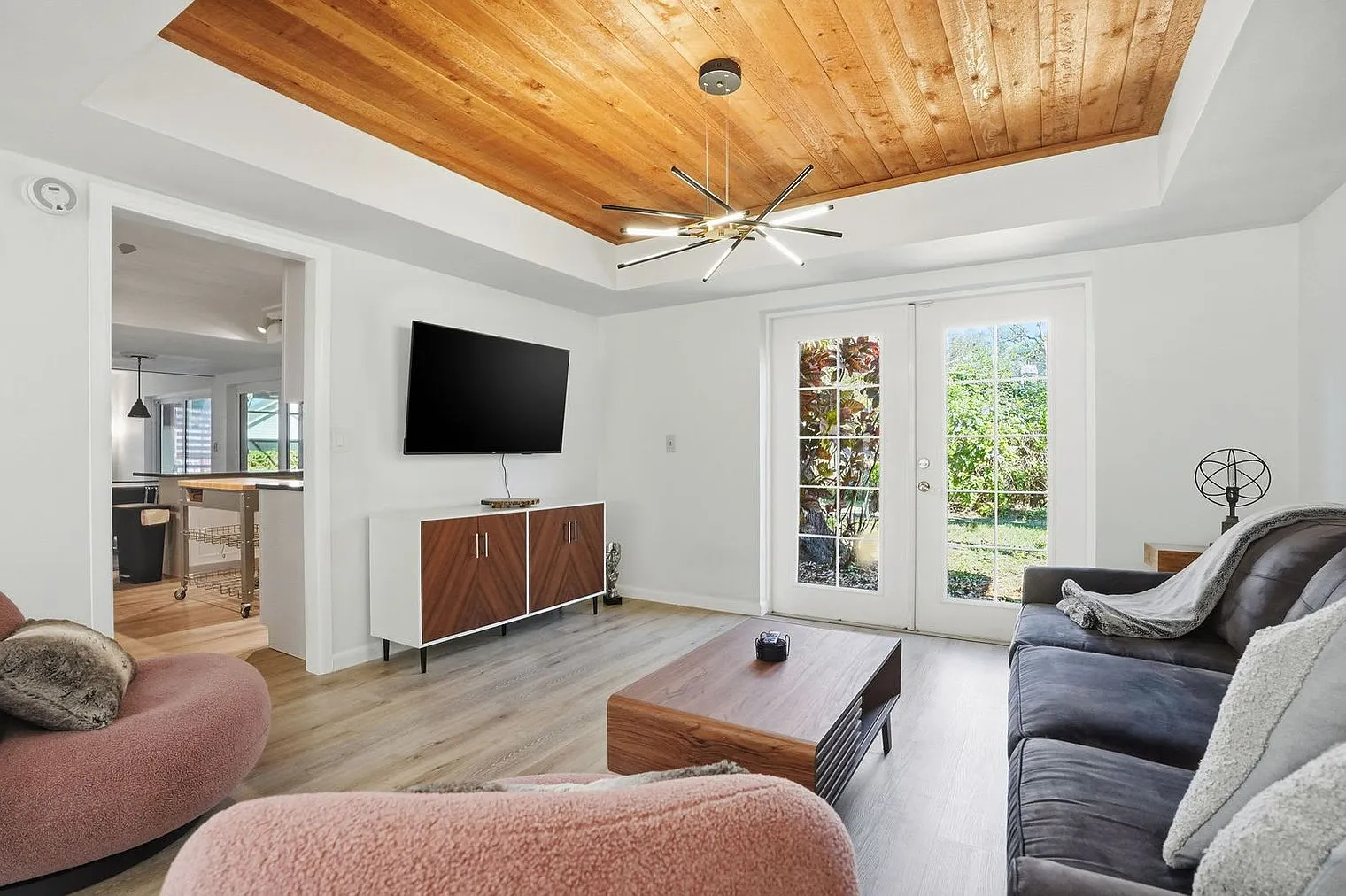 4 bed, 3.0 bath, 2303 sqft, $8,300 — Photo 3
