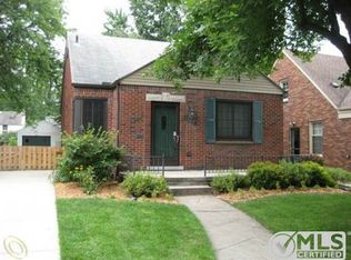 1907 Oxford Rd, Grosse Pointe Woods, MI 48236