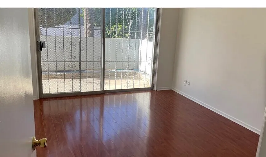 Building Photo - 7617 De Longpre Ave #2
