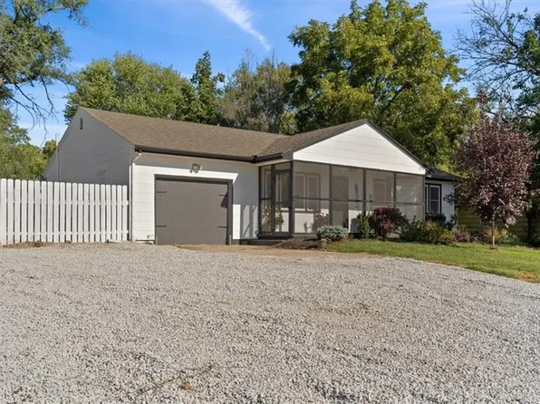 8390 Penner Ave E, De Soto, KS 66018