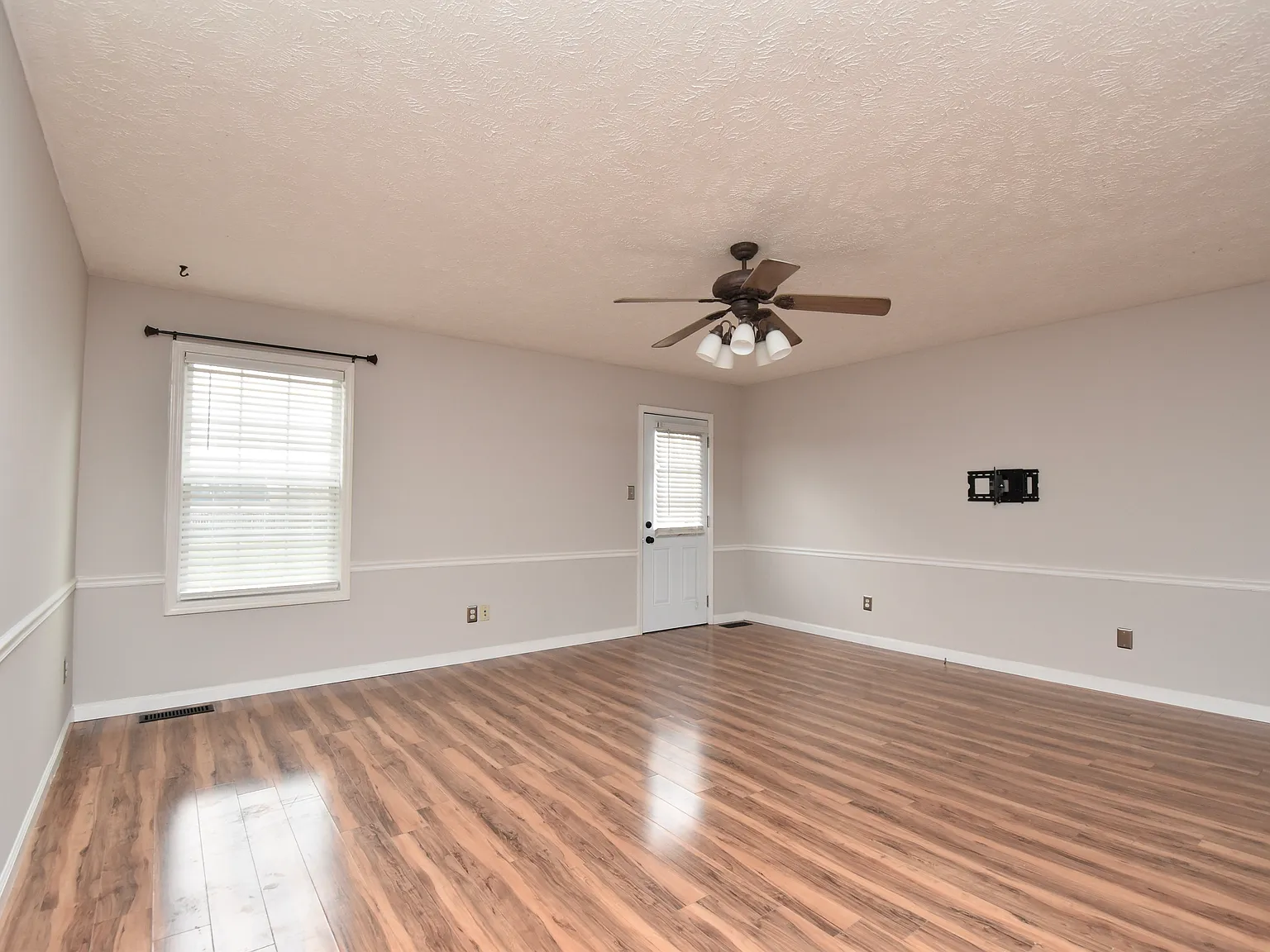3 bed, 1256 sqft, $1,650 — Photo 2