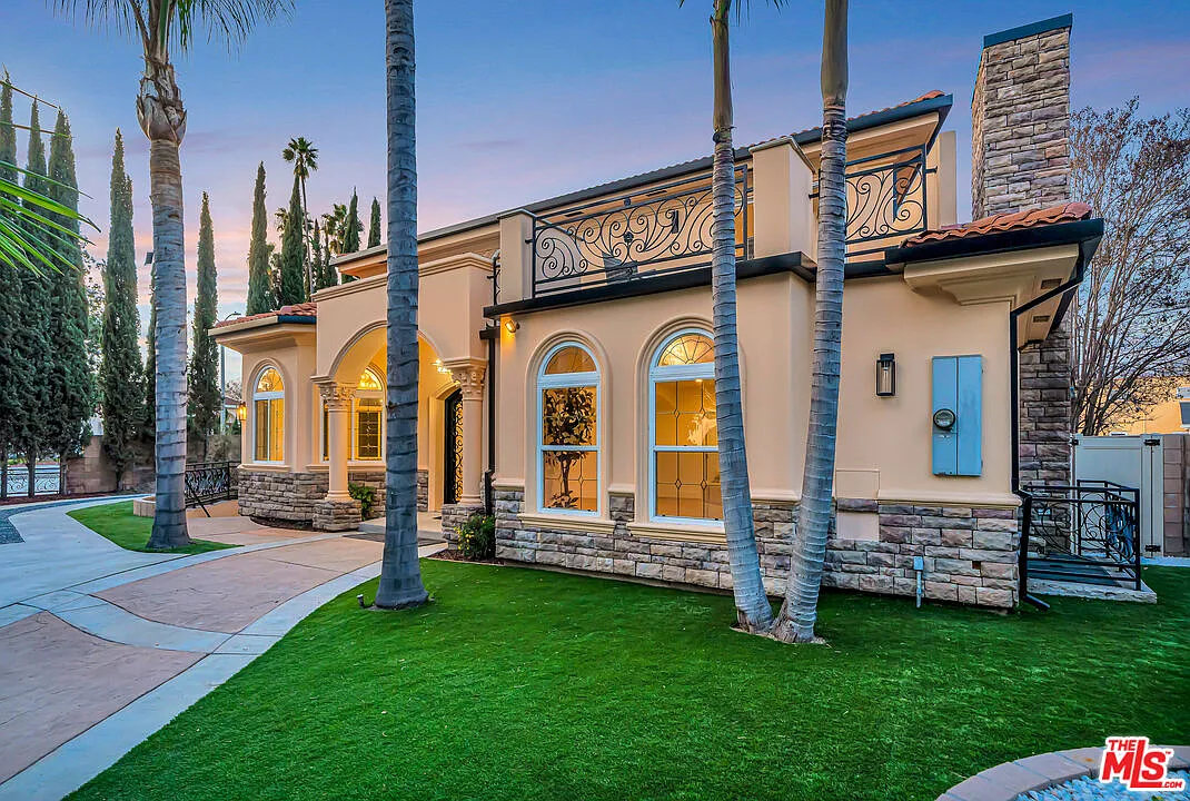 5 bed, 4.5 bath, 3537 sqft, $13,988 — Photo 4